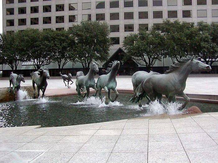 A Water Fountain Creating the Illusion of Movement.